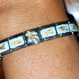 🌸 Enameled Lily Pugster Bracelet